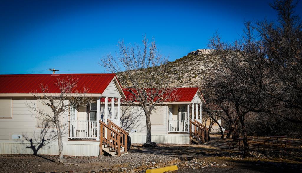 Verde Valley One-Bedroom Park Model Cabin 14 コットンウッド エクステリア 写真
