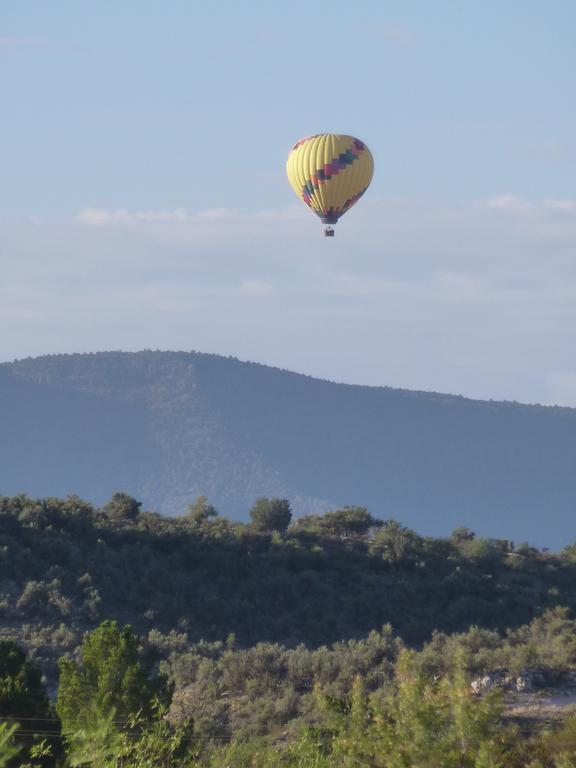 Verde Valley One-Bedroom Park Model Cabin 14 コットンウッド エクステリア 写真